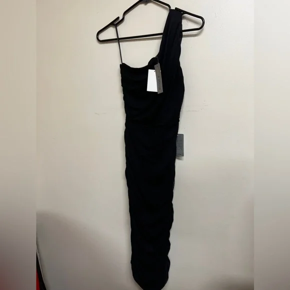 Love X Design Black One-Shoulder Midi Dress